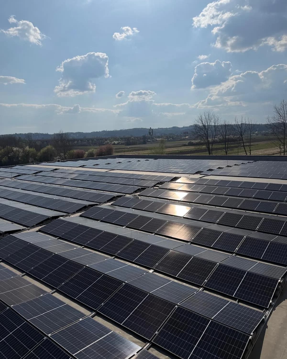 Oprani nizovi solarnih panela na krovnoj elektrani nakon pranja